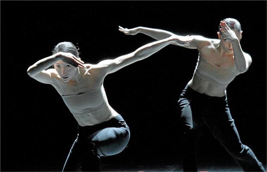 Ana Isabel Casquilho und Ji Won Doede in der Choreografie „Blushing“ (Erröten) von Marco Goecke 