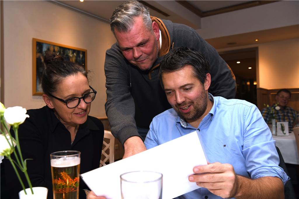 Kreis schüttet 5.000 Euro für klasse Jugendarbeit aus Der Fußballkreisvorsitzende Dominik Lasarz sowie Bianka Buchholz vom SC Reken und Stefan Gerwerth von der DJK SF Datteln analysieren bei der Preisübergabe im Landhotel Jammertal am 20. Oktober die Auswertung für den Jugendförderpreis.