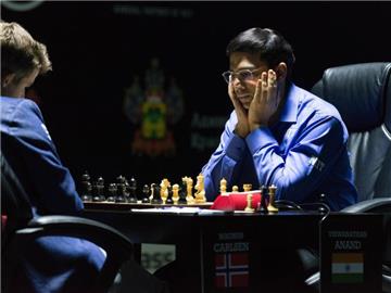 Anand (r) versuchte es in der Grünfeld-Indischen Partie mit aktivem Spiel, konnte aber keinen Sieg herausholen. Foto: Yevgeny Reutov