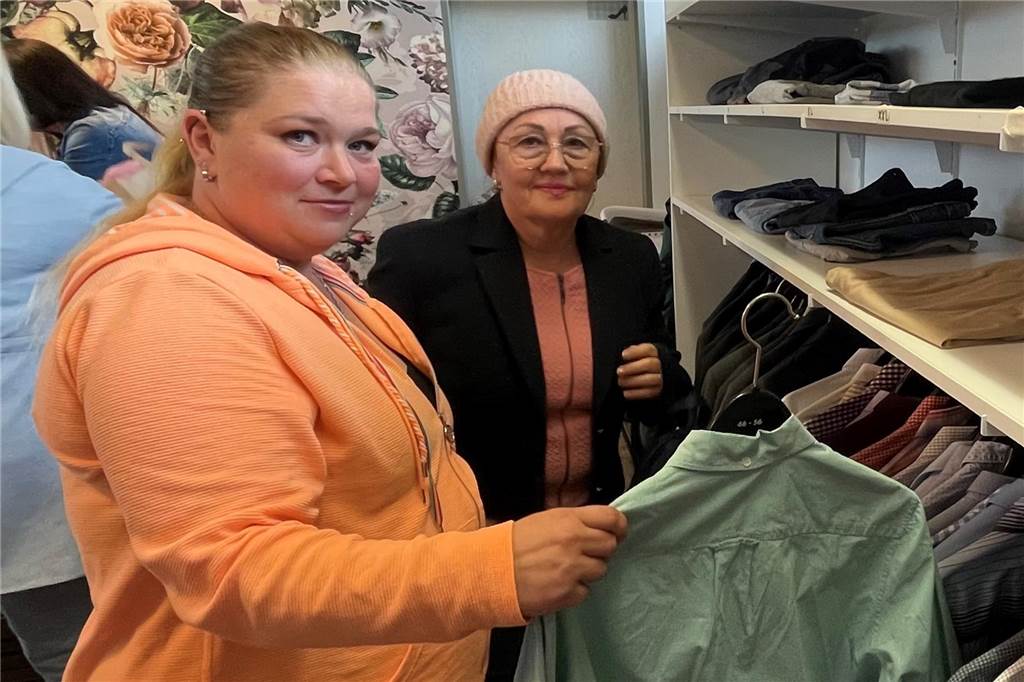 Reifen, Leuchter und Fernseher: Müll und Elektroschrott vor Kleiderkammer Blick in die "Kleine Modeboutique" in Legden.