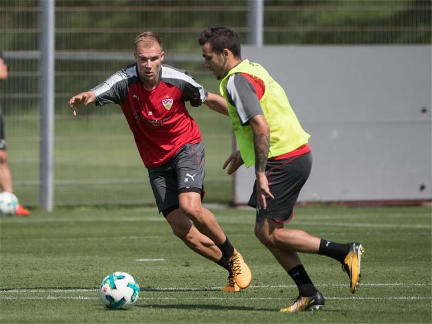 VfB Stuttgart mehrere Wochen ohne Offensivspieler Donis Anastasios Donis (r) fällt fünf bis sechs Wochen lang aus. Foto: Marijan Murat