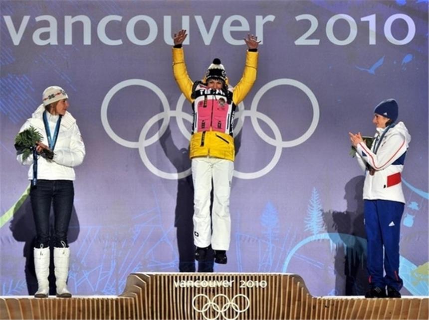 Neuner stürmt zu Gold: «Das ist der Wahnsinn» Anastazia Kuzmina, Magdalena Neuner, und Marie Laure Brunet (v.l.) feiern ihre Medaillen.