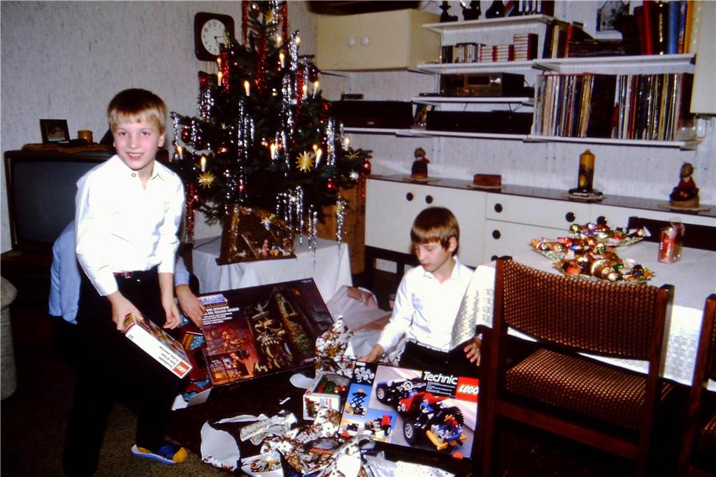 Anbei ein Foto unserer Kinder Oliver und Thorsten von Weihnachten 1983