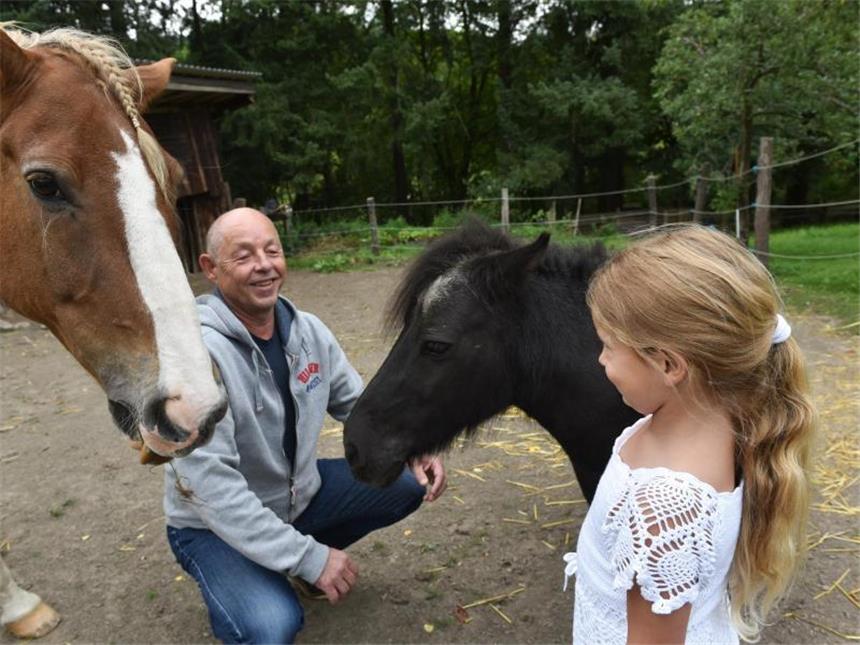 "Guck mal, da kommt der Opa": Im Alter noch mal Vater werden Andere Männer in Reiner Kuhns Alter gehen auf Reisen oder frönen den eigenen Hobbys. Er ist lieber mit seiner Tochter Katharina unterwegs. Foto: Uwe Zucchi/dpa-tmn