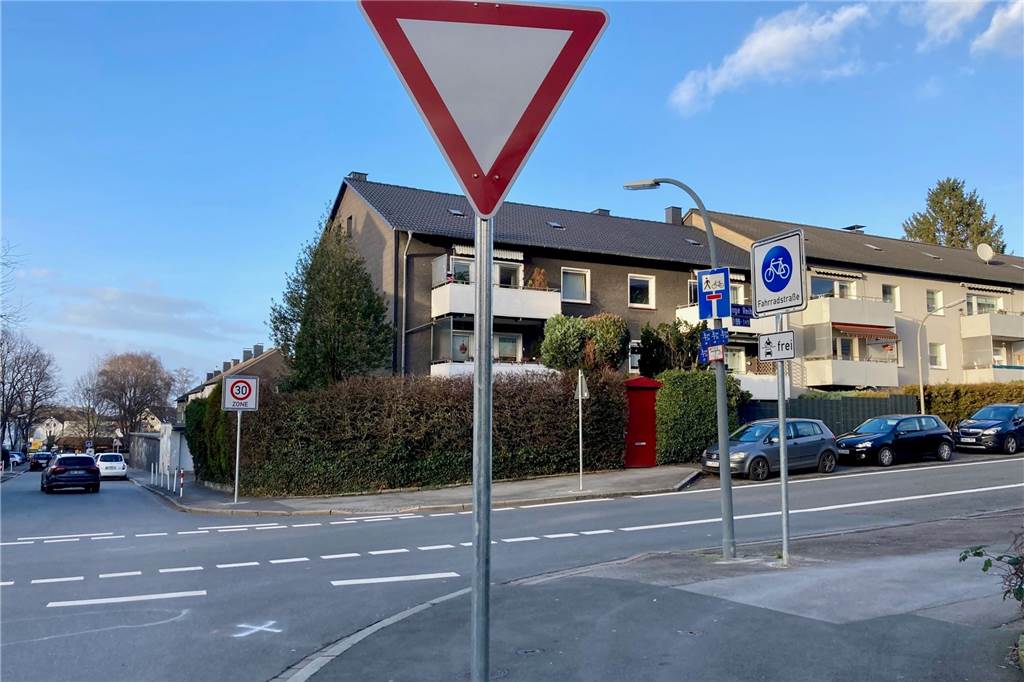 Schwerer Unfall wirft Fragen auf: Wie sicher sind Dortmunds Fahrradstraßen? Anders als an der Fahrradstraße im Kreuzviertel weist an der Kreuzung Lange Reihe / Am Zehnthof nur das Schild "Vorfahrt achten" auf die neue Verkehrsregelung hin.