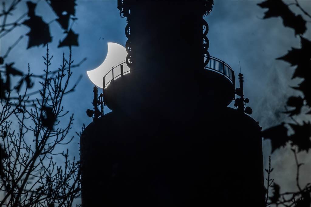 Der Florianturm im Westfalenpark während der partiellen Sonnenfinsternis am Dienstag (25.10.)