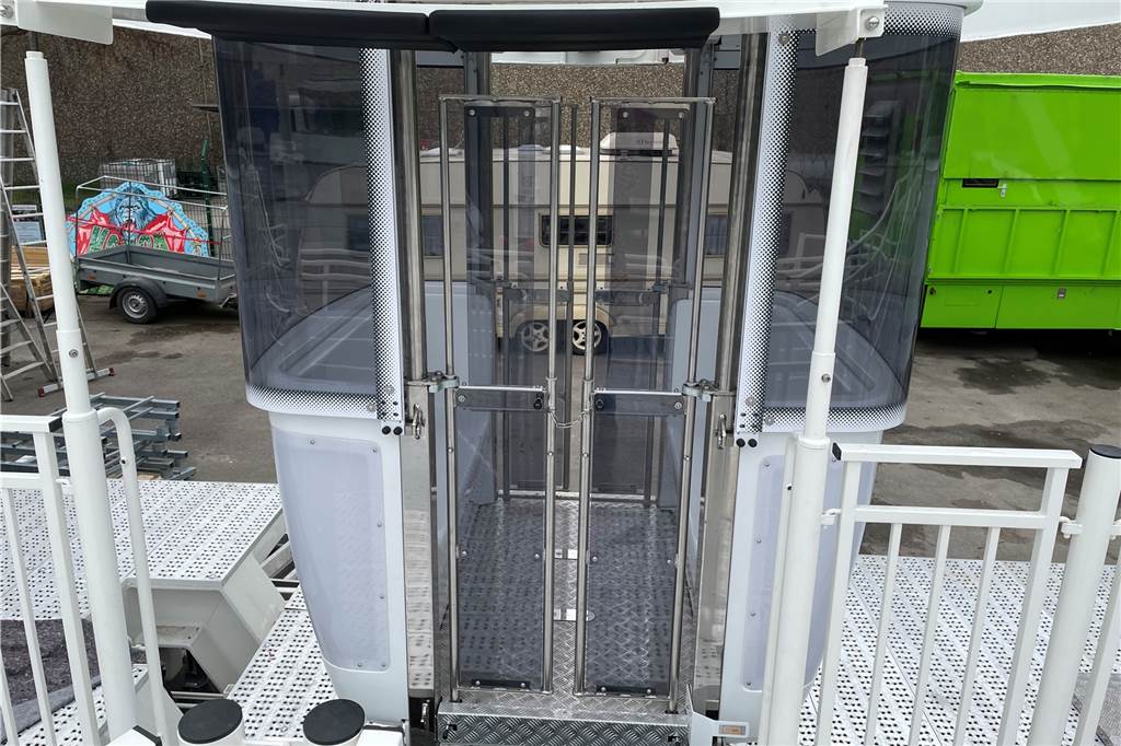 Marlon Küchenmeister (22) testet sein Riesenrad in Dortmunder Wohngebiet Anders als bei vielen anderen Kirmes-Riesenrädern sind die Gondeln geschlossen.