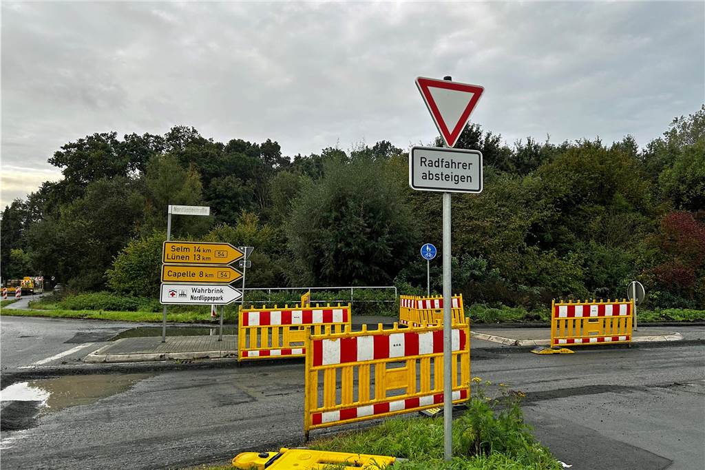 Der abgesperrte Kreisverkehr an der B54 zwischen Werne und Herbern 