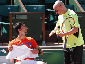 Andre Agassi (r) beim Training mit Novak Djokovic. Foto: Christophe Ena