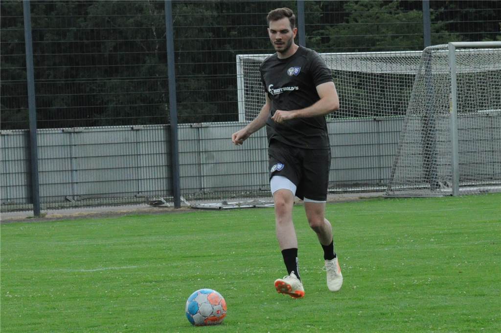 Der Westfalenliga-1-Spielplan ist veröffentlicht: Nordkirchen startet daheim, Haltern auswärts Andre Anhuth führt den Ball.