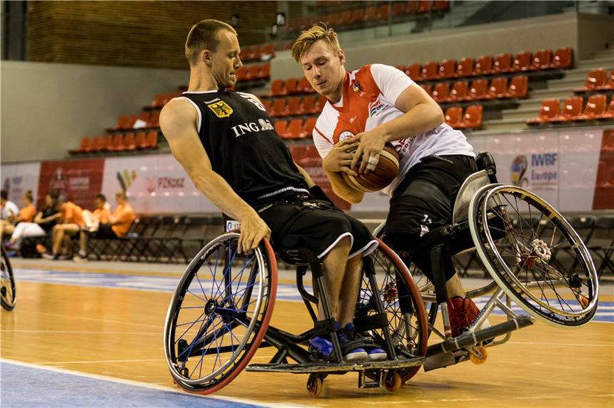 André Bienek erfüllt sich seinen Traum von der vierten Paralympics-Teilnahme André Bienek (l.), hier im Gruppenspiel gegen Österreich, darf im kommenden Jahr an den Paralympics in Tokio teilnehmen. Gegen Österreich gewann Deutschland mit 75:19.