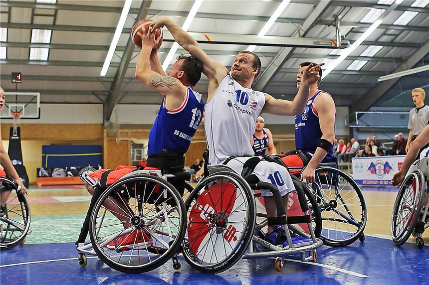 „Der Basketball hat mir so viel gegeben“ - André Bienek im Interview André Bienek (r.) will mit seinem Team von den RSB Thuringia Bulls erneut den Meistertitel holen. Zudem hat er ein weiteres Ziel vor Augen: die Paralympics 2022.