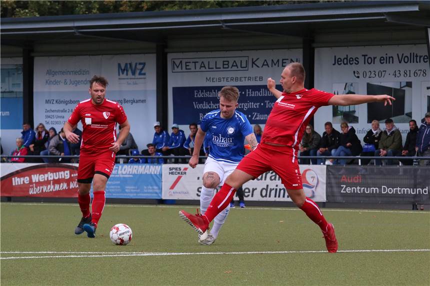 Das ist der 6. Spieltag - alle Ergebnisse: Kaiserauer 0:4 beim Spitzenreiter Andre Born (Mitte) und der VfL Kamen gewannen das Spitzenspiel der Kreisliga A1 mit 3:0 gegen SVF Herringen.