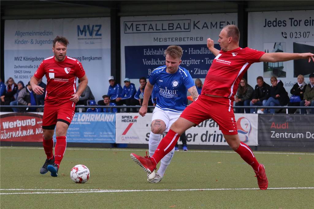 Keine Freigabe: Ex-Profi zum Zuschauen verdammt - aber VfL Kamen marschiert weiter Andre Born (Mitte) versucht hier auf der linken Seite sein Glück. Der VfL Kamen besiegte den SVF Herringen mit 3:0.