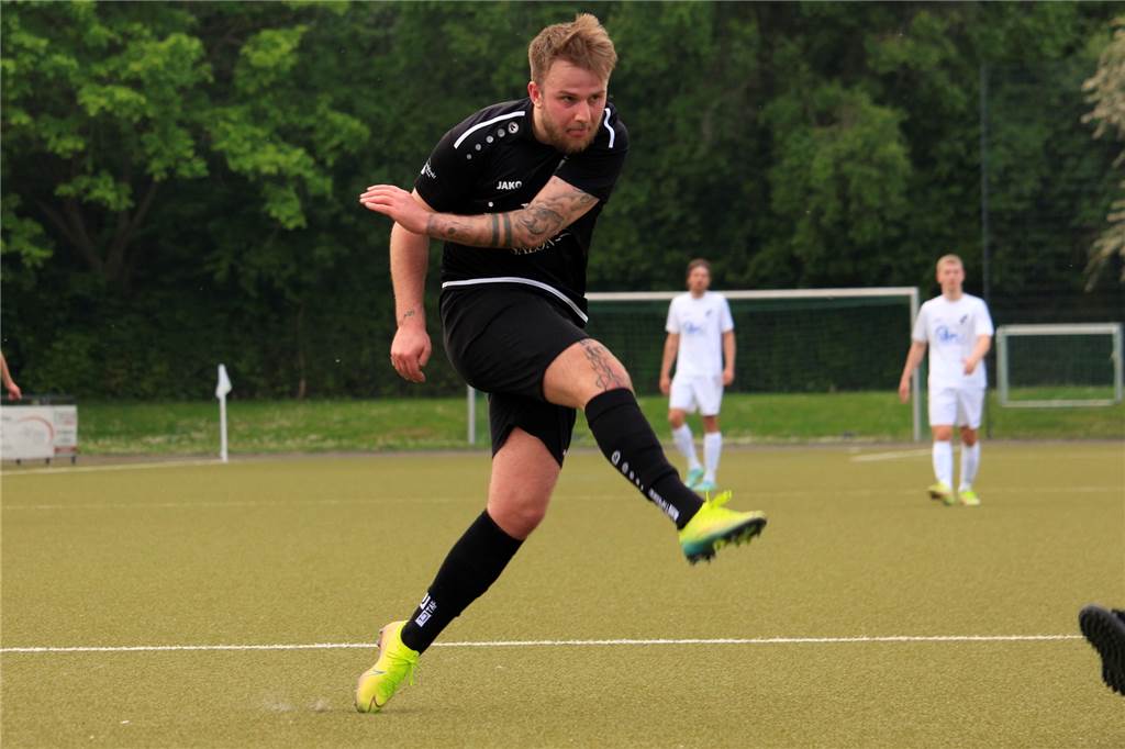 VfL Kamen ist Meister: Mirco Gohr und Andre Born schießen den VfL zum Titel Andre Born zieht ab - und trifft zur 2:1-Führung.