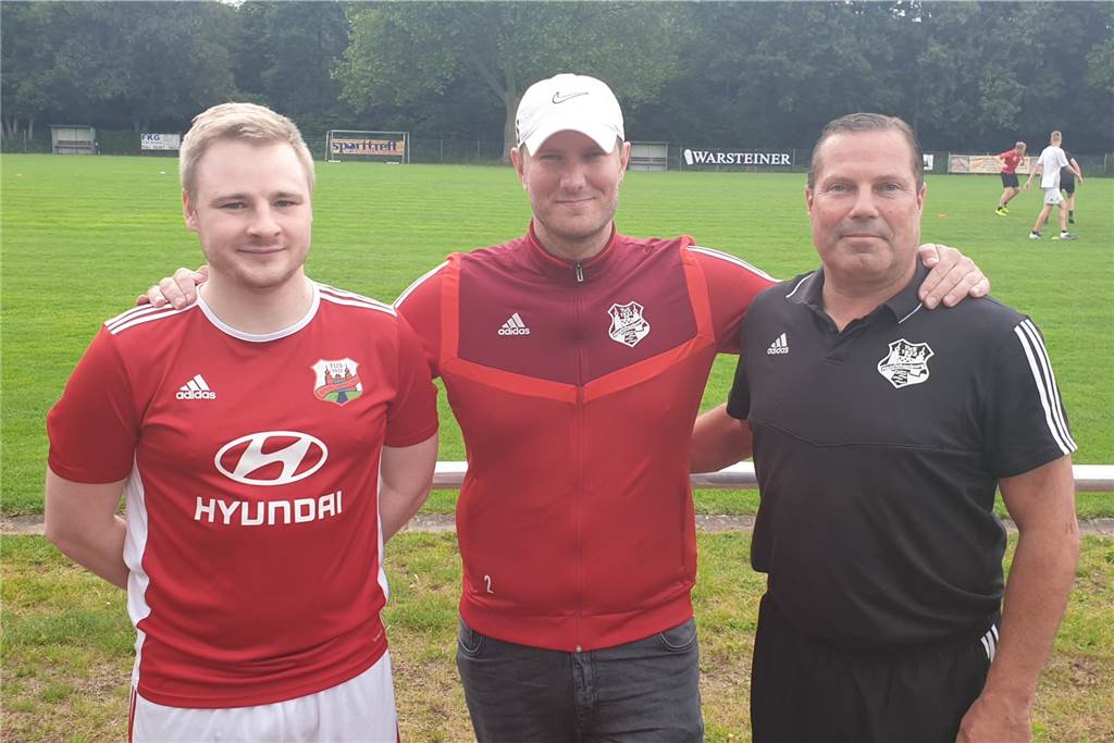 TuS Henrichenburg präsentiert neuen Trainer André Boschella (l.), Sportlicher Leiter des TuS Henrichenburg und Christian Stackelbeck, 2. Vorsitzender, freuen sich über den neuen Trainer Alexander Schmottlach.