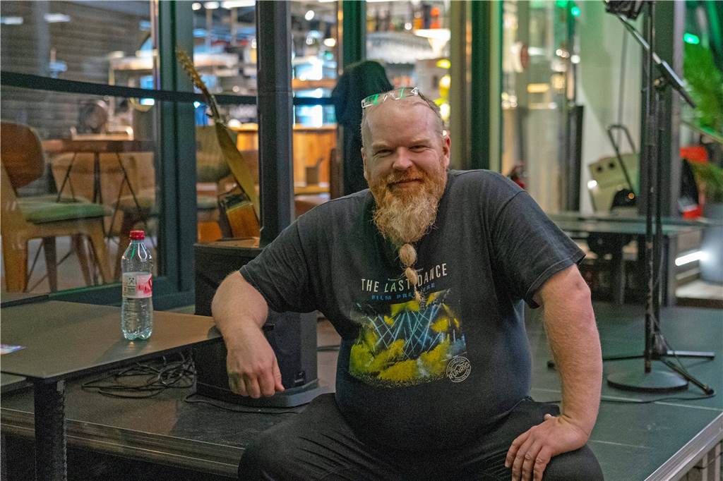 Andre Deininger musste den Live-Abend im Café Seepark alleine rocken, da der angekündigte Sänger Guido Westermann kurzfristig erkrankt war.