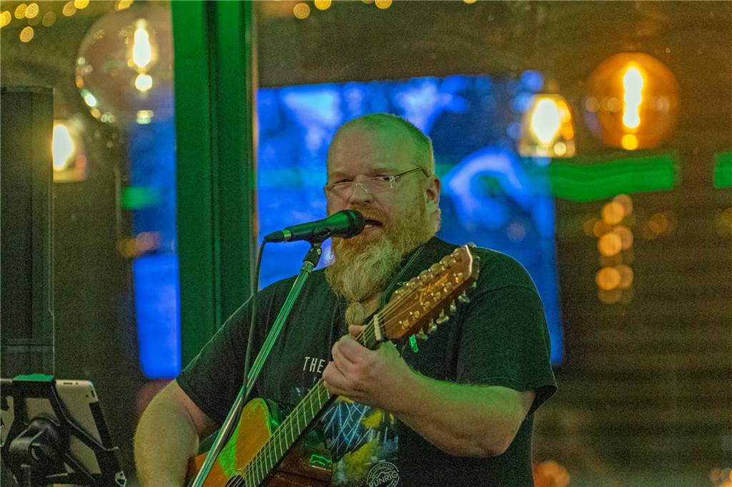 Andre Deininger musste den Live-Abend im Café Seepark alleine rocken, da der angekündigte Sänger Guido Westermann kurzfristig erkrankt war.