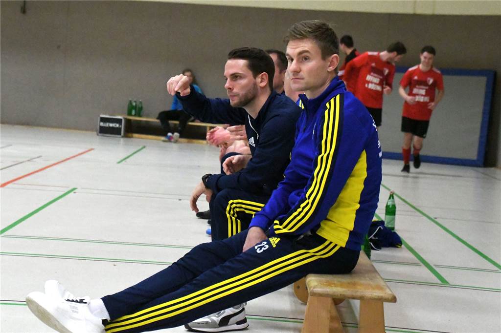Überraschungen an Tag eins: ASV Ellewick lässt Vorwärts Epe jubeln Andre Dörr (l.) und Romario Wiesweg saßen am Samstag auf der Bank und coachten das Vredener Oberligateam.