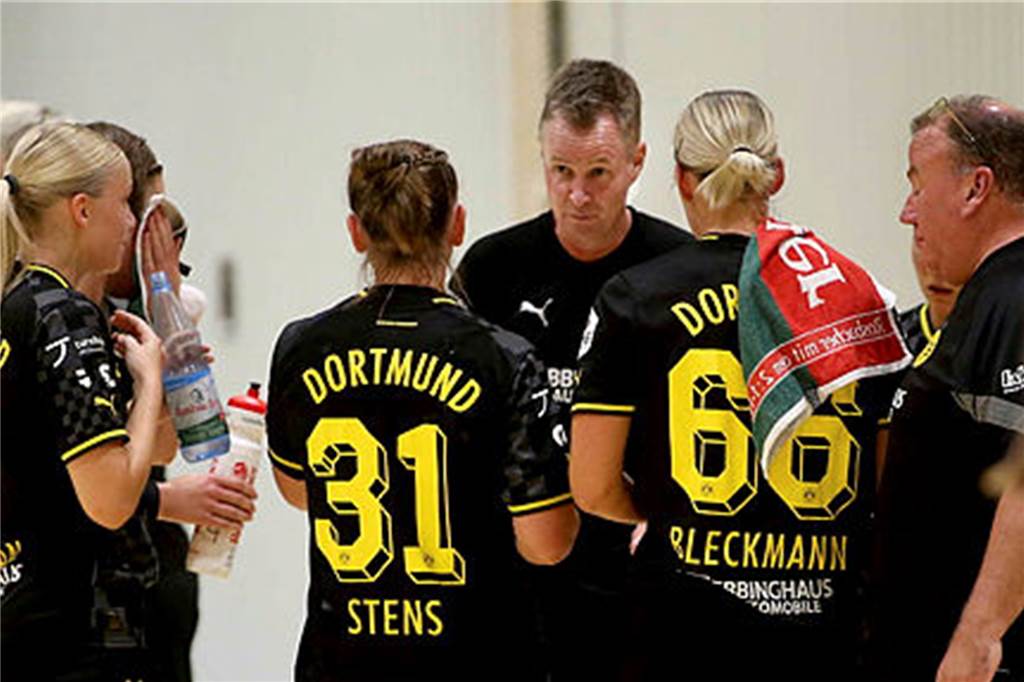 BVB stellt Handballtrainer André Fuhr frei – Präsident Rauball klärt auf André Fuhr spricht mit Spielerinnen des BVB.