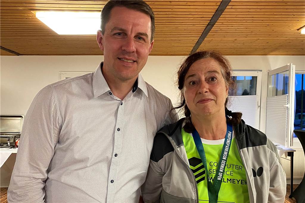 Tischtennis-Therapie bei Parkinson? Margret Gursch vom TTV Hervest-Dorsten schwört darauf André Funcke, Vorsitzender des TTV Hervest-Dorsten, freut sich mit Margret Gursch über ihre Erfolge.