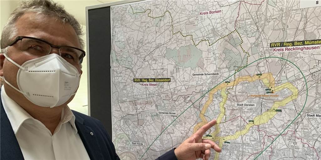 Wasserstoffleitung durch Schermbeck: Verwaltung will notfalls klagen Andre Graßmann von Open Grid Europe vor einer Karte