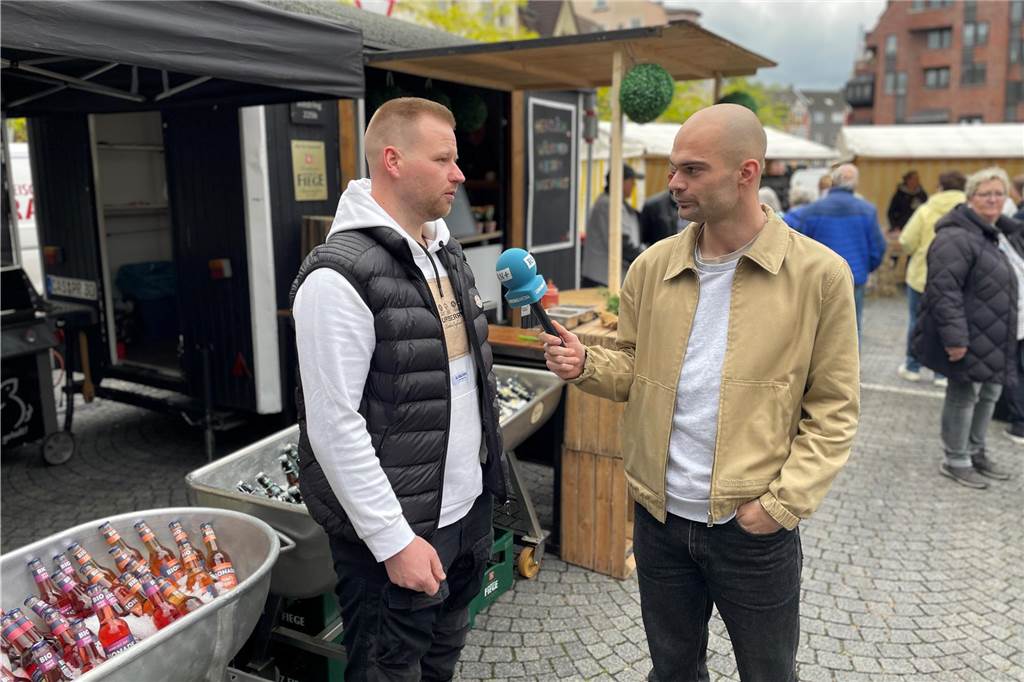 So reagieren Gastronomen auf die Erhöhung der Mehrwertsteuer ab 2024 Redakteur Luca Füllgraf (rechts) interviewt André Greiser bei der zweiten Nacht der Chöre in Castrop-Rauxel.