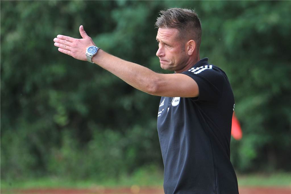 „Ich kann doch den Jungs nicht zumuten, nur für Passübungen zum Training zu kommen“ André Haberschuss, Trainer des ETuS/DJK Schwerte.