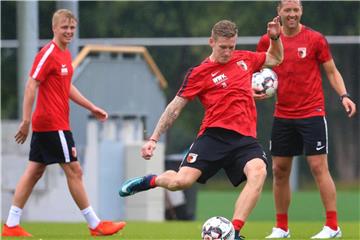 André Hahn legt sich beim Training des FC Augsburg mächtig ins Zeug. Foto: Karl-Josef Hildenbrand