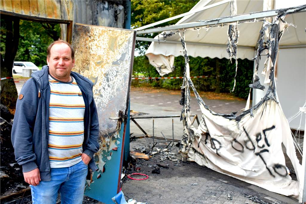 Feuer und Todesdrohung: Betreiber von Corona-Teststelle ist fassungslos Andre Hörst, Betreiber der Teststation in Ottenstein, ist fassungslos. Schon zum dritten Mal hatten Unbekannte es auf die Teststation in Ottenstein abgesehen. Dieses Mal allerdings noch einmal in einer ganz anderen Qualität als bisher.