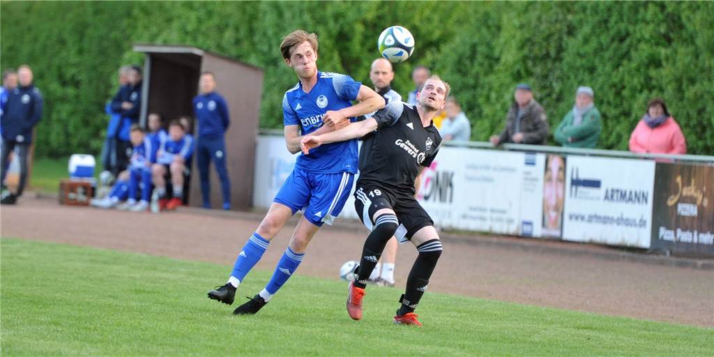 Letzter Spieltag: Ellewick und Wüllen müssen eine Klasse runter Andre Kortbuß (r.) und der TuS Wüllen kämpfen am Pfingstmontag um die letzte Chance auf den Klassenerhalt.