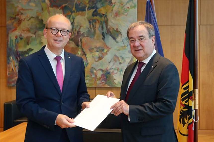 Laschet legt Amt als NRW-Ministerpräsident nieder André Kuper (l.) überreicht Armin Laschet seine Urkunde über die Beendigung des Amtes als Ministerpräsident.