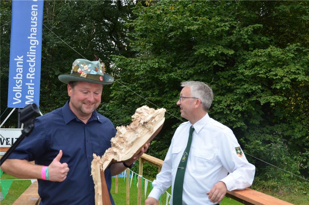 Schützen mit der Vogeltrophäe
