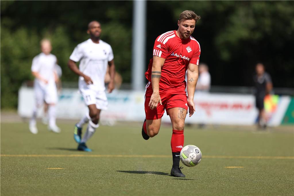 Lüner Urgestein Jörg Lemke über die besten Stürmer der Stadt: Andre Richter vom VfB Lünen läuft mit dem Ball am Fuß über den Platz.