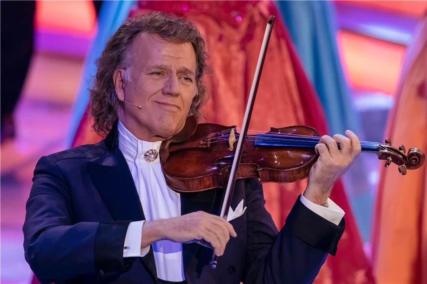 Cineworld: Berühmte Musiker im Konzert auf großer Leinwand zu erleben André Rieu und sein Weihnachts-Konzert können die Fans des Walzerkönigs zweimal in der Cineworld auf großer Leinwand erleben.
