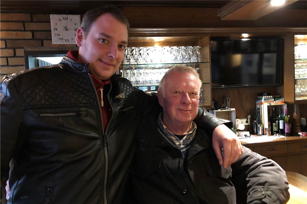 „Alter Hellweg“ in Wickede: Ex-Stammgast Heiko Bocken ist heute der Wirt André Schmidt und Harald Henning (v.l.) gehören zu den Stammkunden im Alten Hellweg. Sie mögen den Laden einfach, sagen sie.