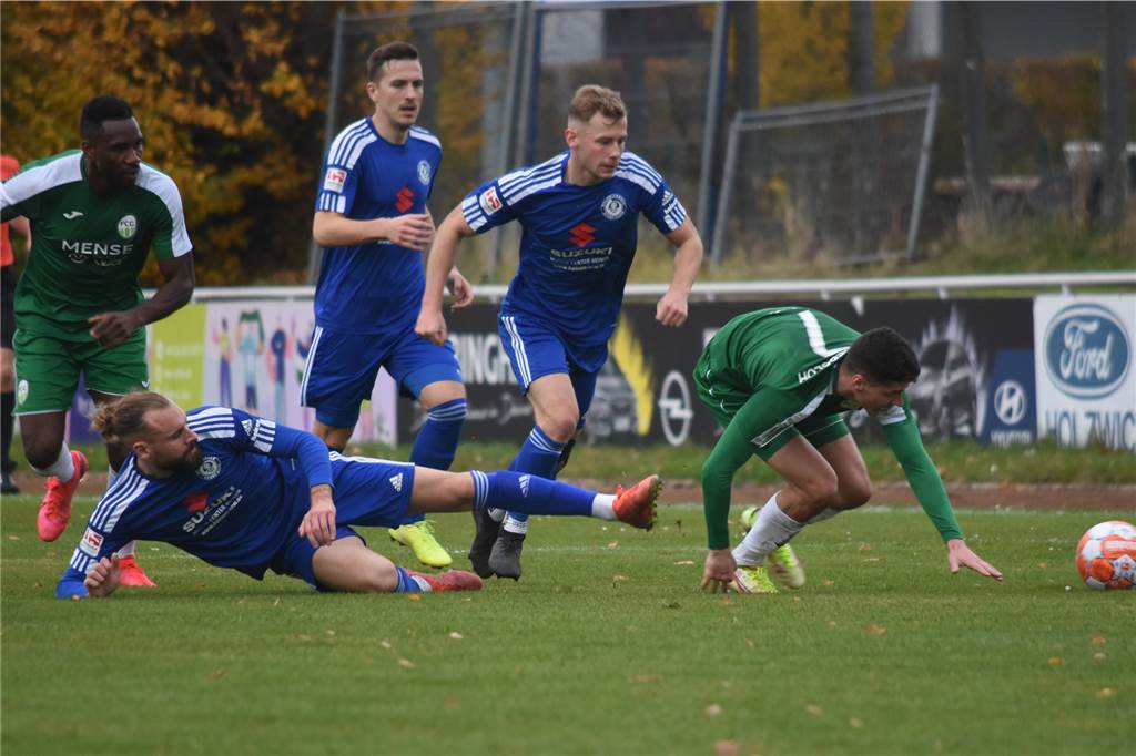 Die Krise hält an: Holzwickeder SC rutscht nach 1:3 im Tabellenkeller weiter ab André Schneider (l.) und Maurice Majewski (2.v.r.) verfolgen Ilias Illig (r.). Der Holzwickeder SC unterlag dem FC Gütersloh mit 1:3.
