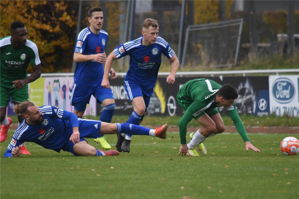 Abwehrspieler mit Regionalliga-Erfahrung verlässt den Holzwickeder SC nach nur einem halben Jahr André Schneider (l. unten) hat sein letztes Spiel für Holzwickede absolviert.