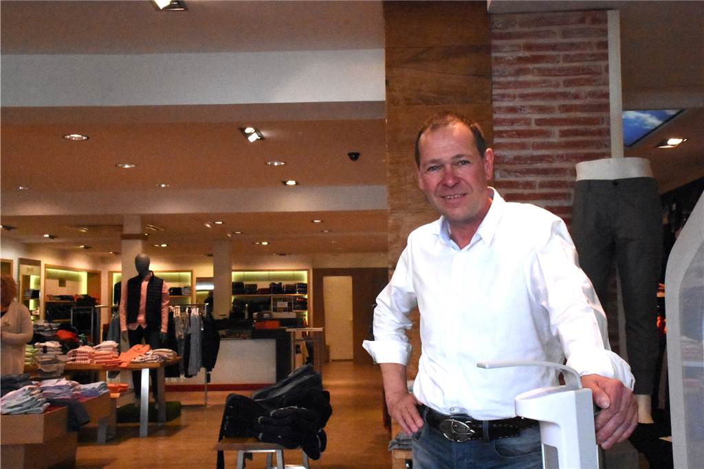 Die Ahauser Innenstadt erwacht nach Corona-Pause zum Leben André Schroer, Store Manager bei Profil Menswear, glaubt nicht, dass bis zum Ende des Jahres im Einzelhandel wieder Normalität eintreten wird.