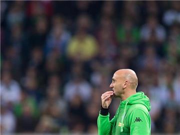 André Schubert geht gelassen ins Gespräch mit Sportdirektor Max Eberl. Foto: Marius Becker