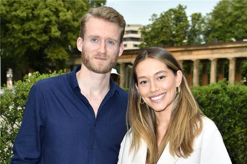 Kritischer Blick zurück: Ex-BVB-Spieler Schürrle beendet Karriere Andre Schürrle, hier mit Ehefrau Anna Sharypova, beendet mit sofortiger Wirkung seine Karriere.