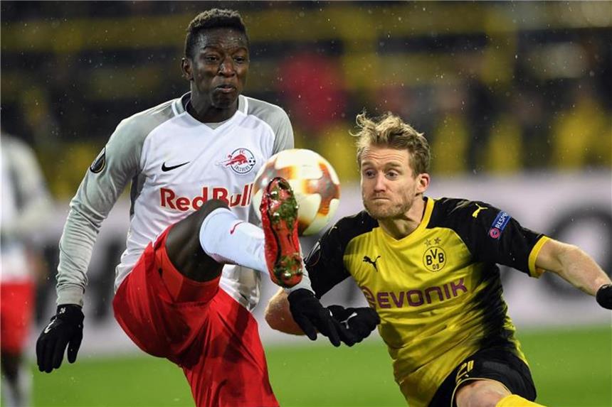 Borussia Dortmund vor Europa-League-Aus: 1:2 gegen Salzburg André Schürrle (r) und Amadou Haidara kämpfen um den Ball. Foto: Federico Gambarini