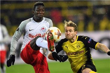 André Schürrle (r) und Amadou Haidara kämpfen um den Ball. Foto: Federico Gambarini