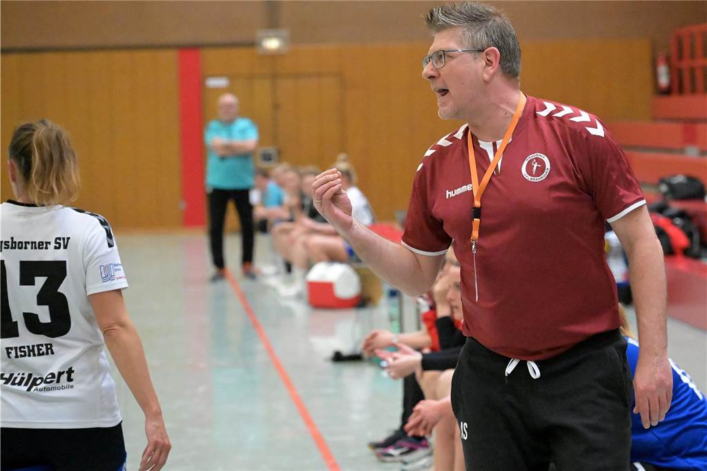 VfL Brambauer beendet Ära mit Niederlage Andre Schwedler steht gestikulierend an der Seitenlinie.