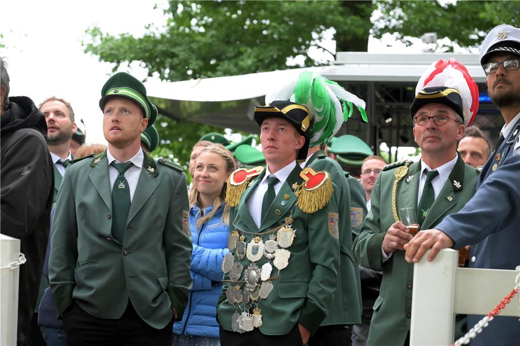 Hendrik Adams ist neuer König in Sülsen: Nach 359 Schüssen fiel der Vogel Schützen stehen auf einem Schützenfest.