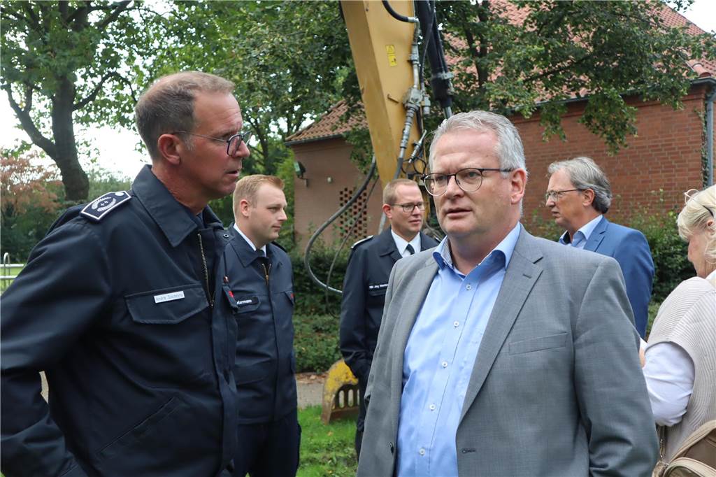 Erster Spatenstich für die Erweiterung des Feuerwehrgerätehauses Erle André Szczesny, Leiter der Feuerwehr in Raesfeld und Erle, im Gespräch mit Bürgermeister Martin Tesing