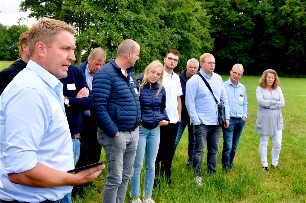 Legdener Landwirte begeistert vom Roboter auf dem Acker - gezielt Herbizid einsetzen André Thiemann von der Agravis erklärt das neue Anbaugerät, das per Tablet programmiert wird. Die Landwirte aus Legden und Umgebung hörten interessiert zu, bis die erste Spotspritze in Legden im Dienst sein wird, vergeht aber wohl noch einige Zeit.