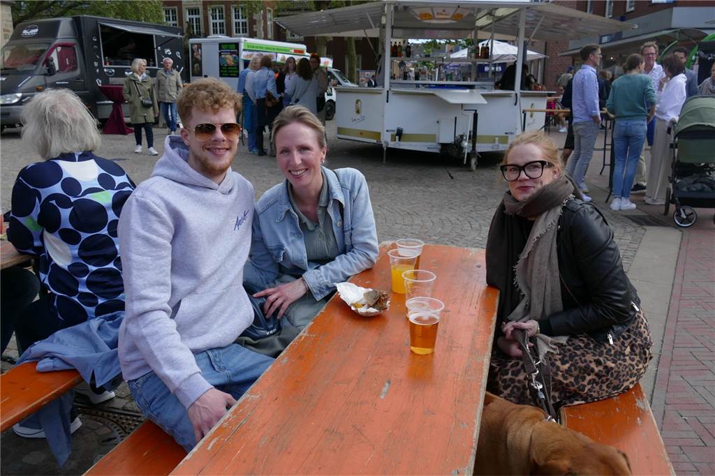 Streetfood Drink & Music Festival: „Hier kannst du alles probieren“ Andre, Vera und Lisa am Biertisch