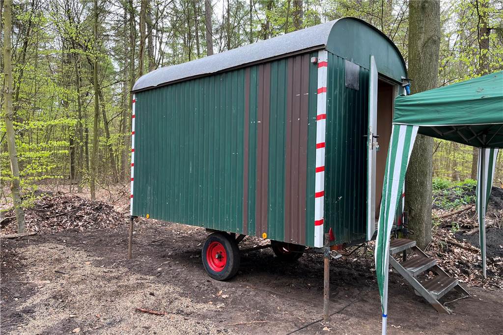 Andre Verheyen ist der neue Köhler: Zwei Wochen lebt er in der Haard Ein Bauwagen steht in einem Waldgebiet.