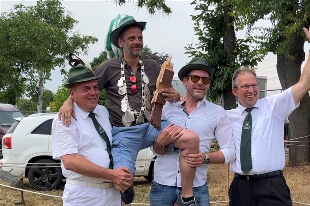 Schützenvereine ermitteln neue Könige und einen neuen Kaiser Schützen jubeln mit dem neuen Schützenkönig.